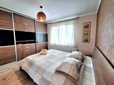 Bed, TV and multimedia, Photo of the whole room, Bedroom, wardrobe