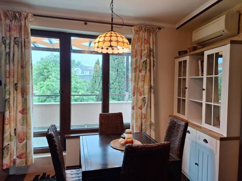 Living room, Seating area, Dining area, internet, air conditioner