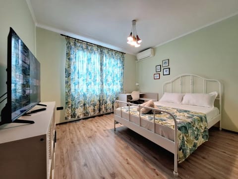 Bed, TV and multimedia, Photo of the whole room, Bedroom