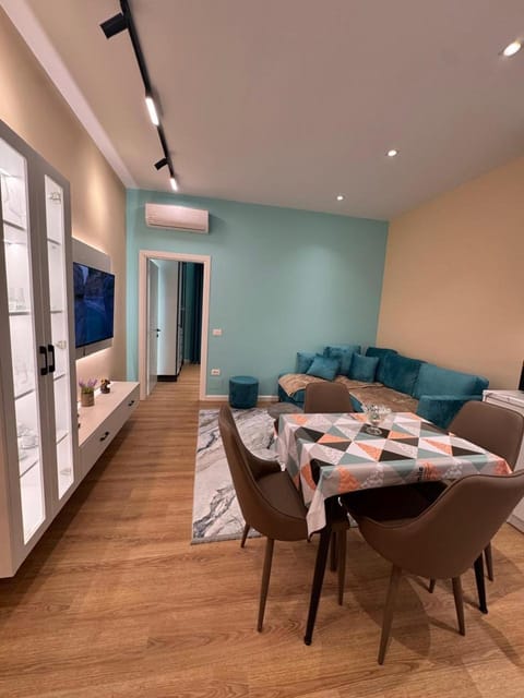 TV and multimedia, Living room, Photo of the whole room, Seating area, Dining area