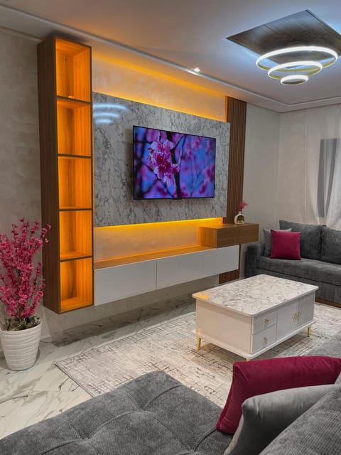 TV and multimedia, Living room, Seating area, Evening entertainment