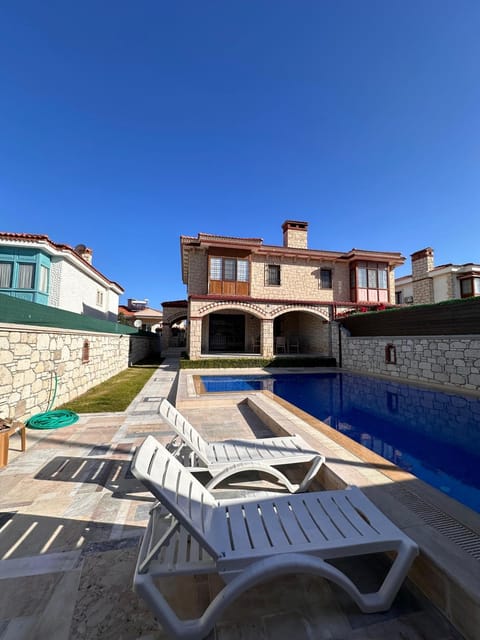Property building, Garden, Pool view, sunbed