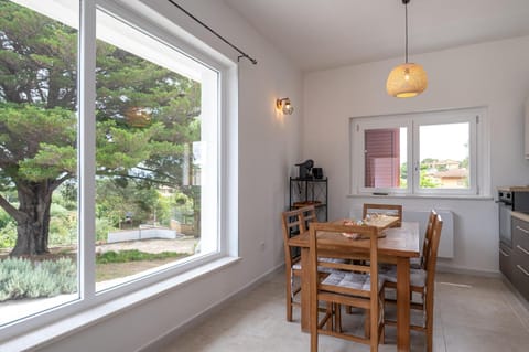 Kitchen or kitchenette, Dining area, minibar, pet friendly, stove