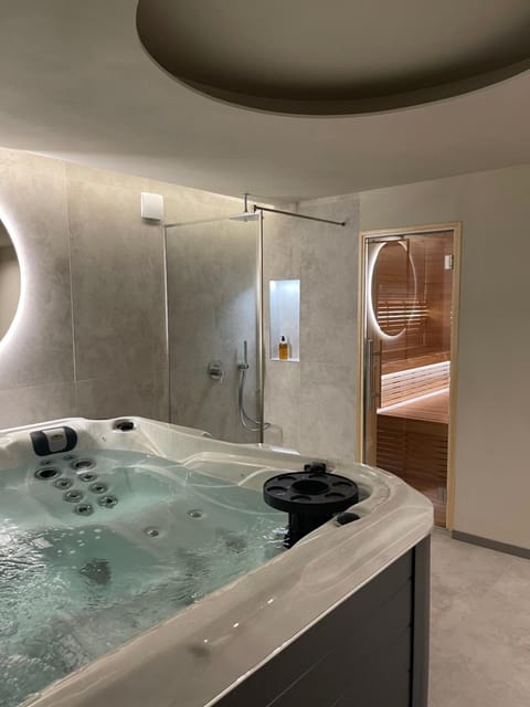 Hot Tub, Spa and wellness centre/facilities