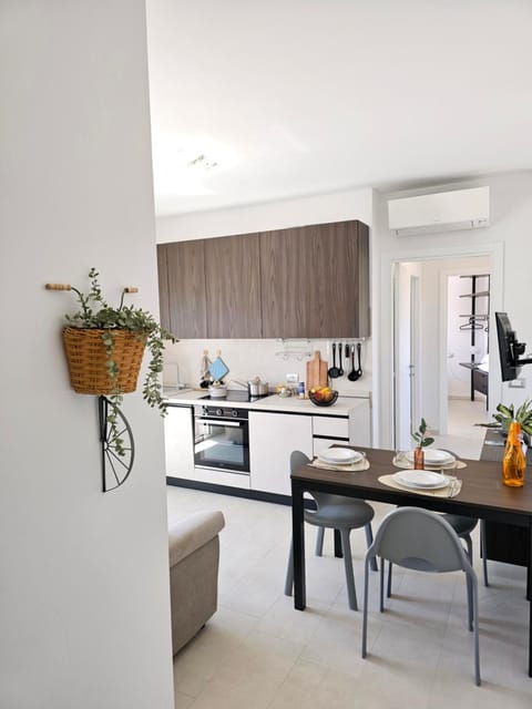 Coffee/tea facilities, Kitchen or kitchenette, Seating area, Dining area, stove