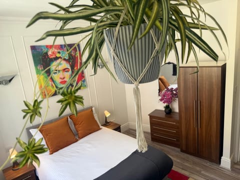 Bed, Photo of the whole room, Decorative detail, Bedroom, wardrobe