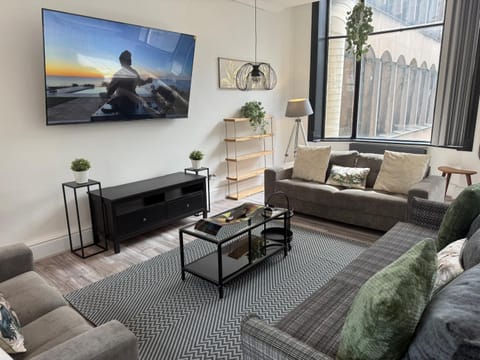 Communal lounge/ TV room, TV and multimedia, Living room, Seating area, Evening entertainment