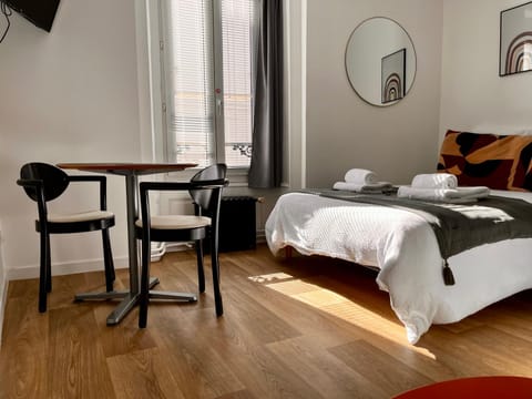 Bed, Photo of the whole room, Seating area, Bedroom, towels