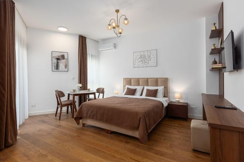 Bed, TV and multimedia, Photo of the whole room, Bedroom