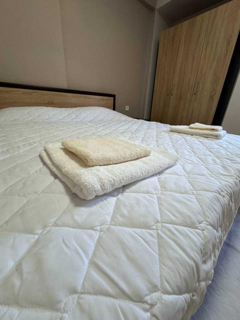 Bed, Bedroom, towels