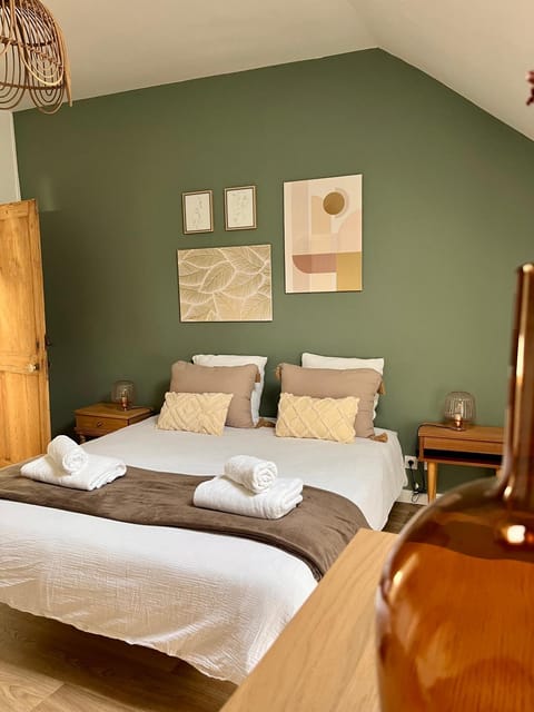 Bed, Photo of the whole room, Bedroom