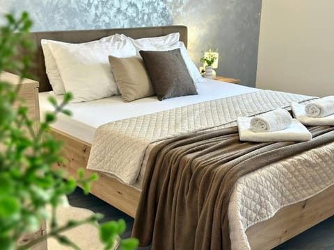 Bed, Photo of the whole room, Bedroom, towels