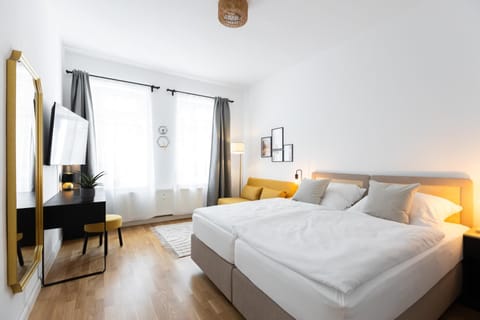 Bed, TV and multimedia, Decorative detail, Bedroom
