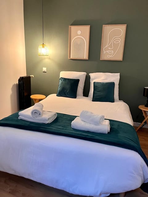 Bed, Photo of the whole room, Bedroom, towels