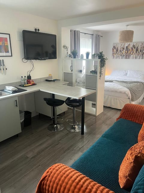 TV and multimedia, Kitchen or kitchenette, Seating area, Bedroom