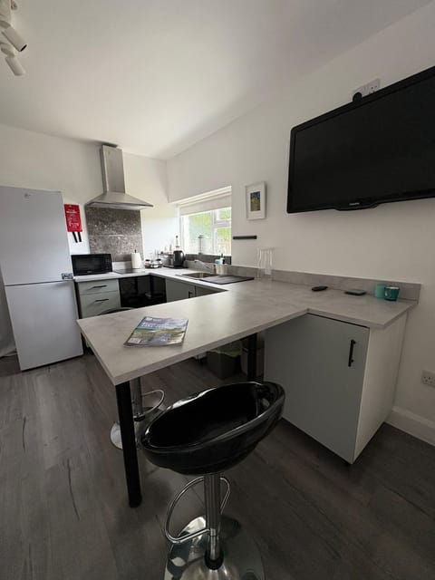 TV and multimedia, Kitchen or kitchenette, Dining area, stove