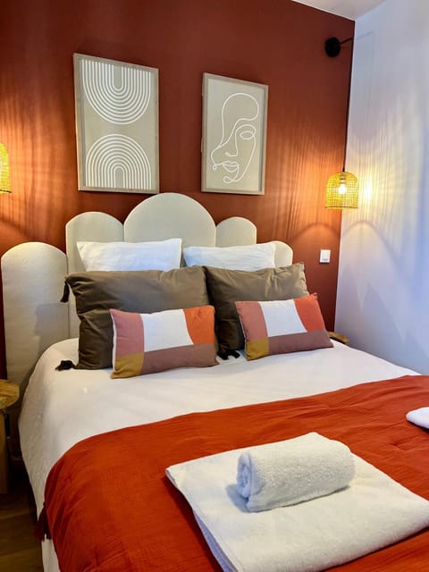 Photo of the whole room, Bedroom