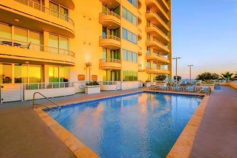 Property building, Pool view, Swimming pool, Swimming pool, sunbed