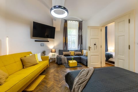 Bed, TV and multimedia, Photo of the whole room, Decorative detail, Decorative detail, Sports