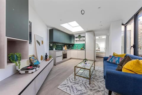 TV and multimedia, Kitchen or kitchenette, Living room, Seating area, Dining area