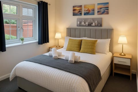 Bed, Photo of the whole room, Bedroom, towels
