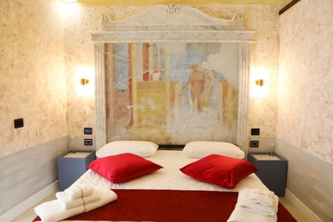 Bed, Photo of the whole room, Decorative detail, Bedroom, furniture, towels