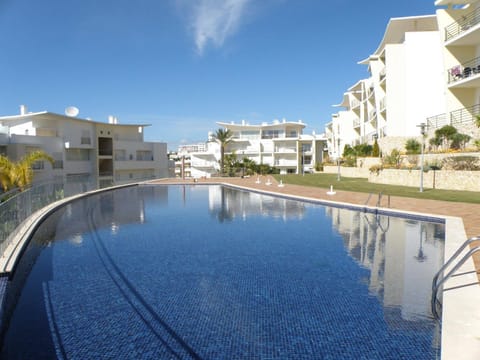Day, Swimming pool