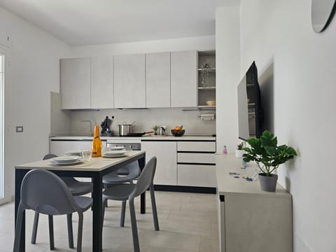 TV and multimedia, Dining area, oven, stove
