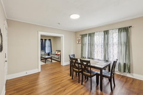 Cozy Upper Flat Minutes from Niagara Falls apts Apartment in Niagara Falls