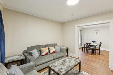 Cozy Upper Flat Minutes from Niagara Falls apts Apartment in Niagara Falls