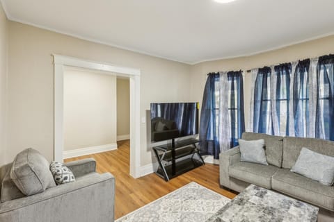 Cozy Upper Flat Minutes from Niagara Falls apts Apartment in Niagara Falls