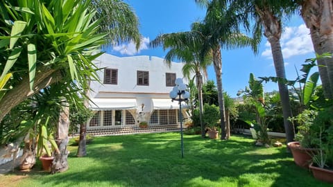 Property building, Day, Garden, Garden, Garden view
