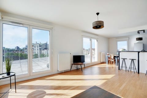 Spacious apartment with terrace - 4BR 8P - Pantin Apartment in Aubervilliers