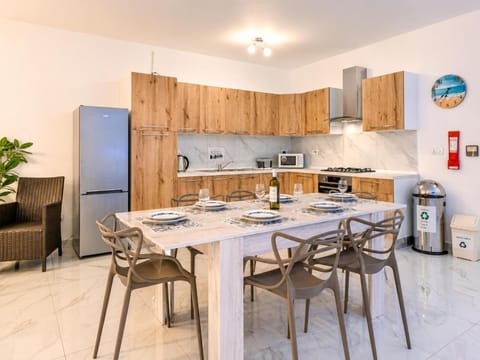 Dining area, kitchen
