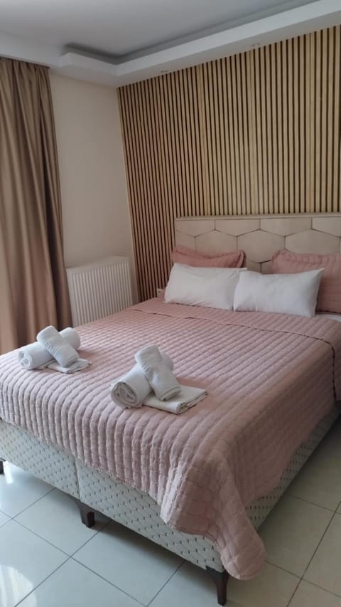 Bed, towels