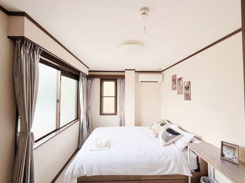 Photo of the whole room, Bedroom, air conditioner