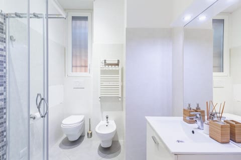 Shower, Toilet, Bathroom, bidet, towels