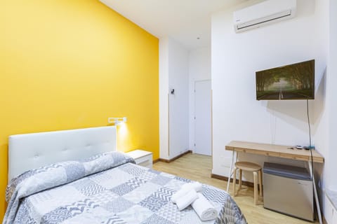 Bed, TV and multimedia, Photo of the whole room, Bedroom, air conditioner