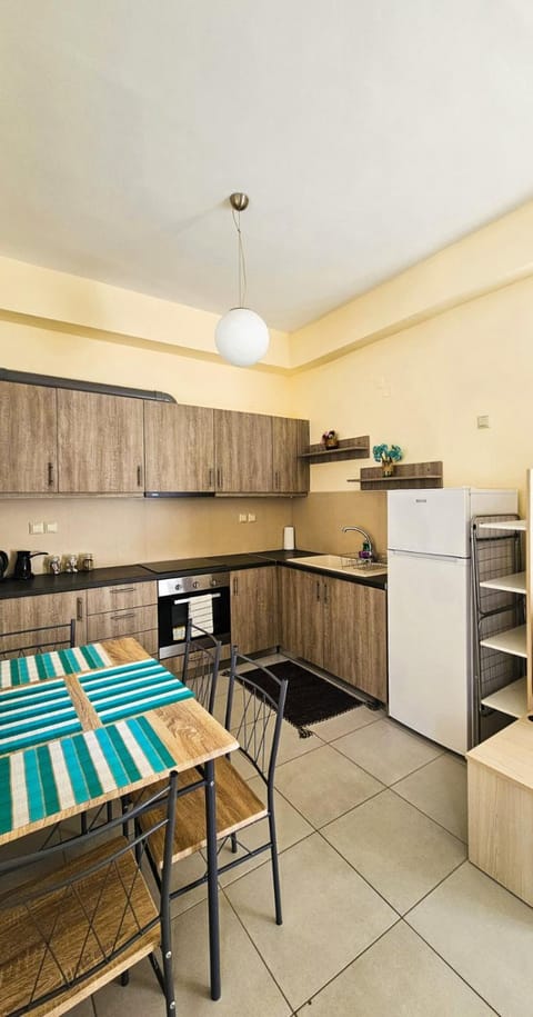 Kitchen or kitchenette, Dining area, oven