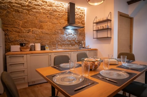 Kitchen or kitchenette, Food and drinks, Dining area, Food