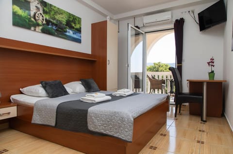 Bed, TV and multimedia, Photo of the whole room, Bedroom, towels