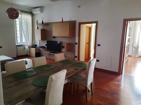 TV and multimedia, Living room, Dining area, air conditioner