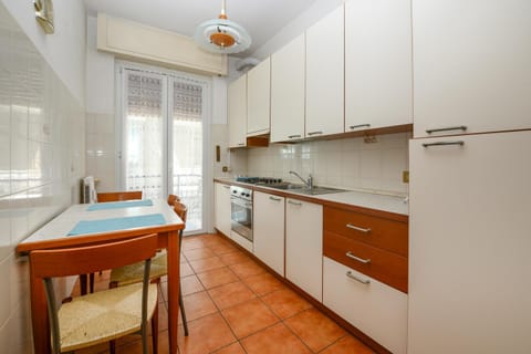 Kitchen or kitchenette, Dining area, oven