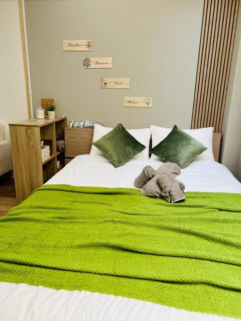 Bed, Photo of the whole room, Bedroom, towels