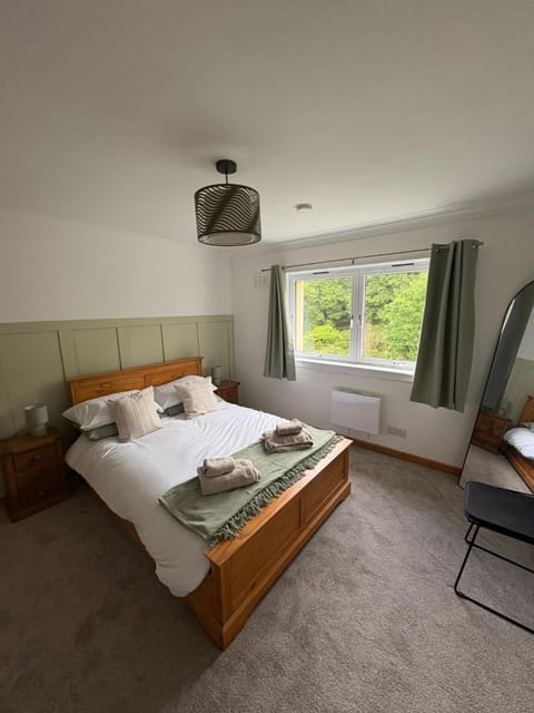 3 Bedroom Apartment - Loch Linnhe Views - Modern & Chilled Highland Stay Apartment in Fort William