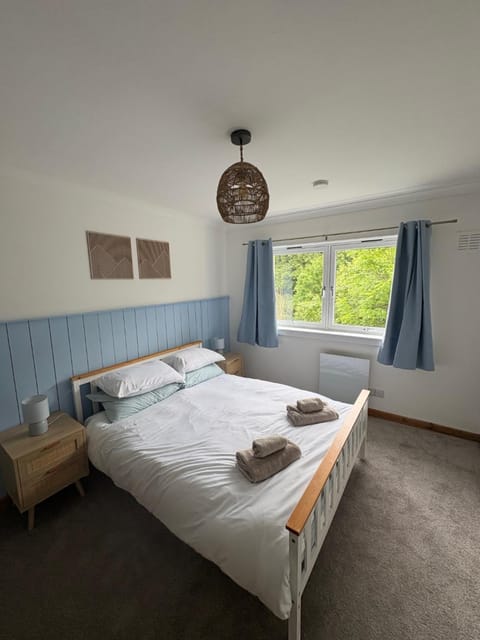 3 Bedroom Apartment - Loch Linnhe Views - Modern & Chilled Highland Stay Apartment in Fort William