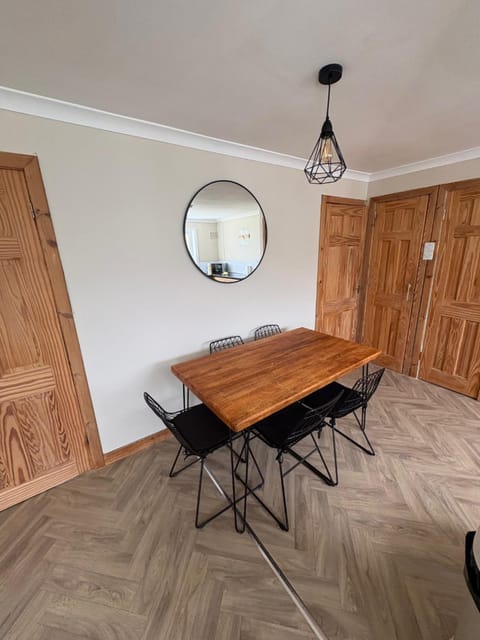 3 Bedroom Apartment - Loch Linnhe Views - Modern & Chilled Highland Stay Apartment in Fort William