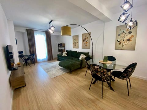 TV and multimedia, Living room, Photo of the whole room, Seating area, Dining area