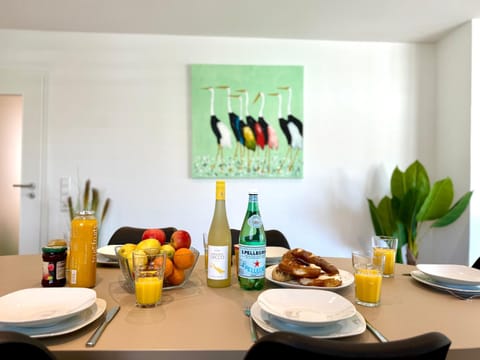 Food and drinks, Dining area, Breakfast, Drinks