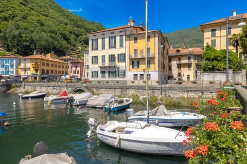 Property building, Nearby landmark, Spring, Day, Natural landscape, City view, Lake view, Mountain view, Location